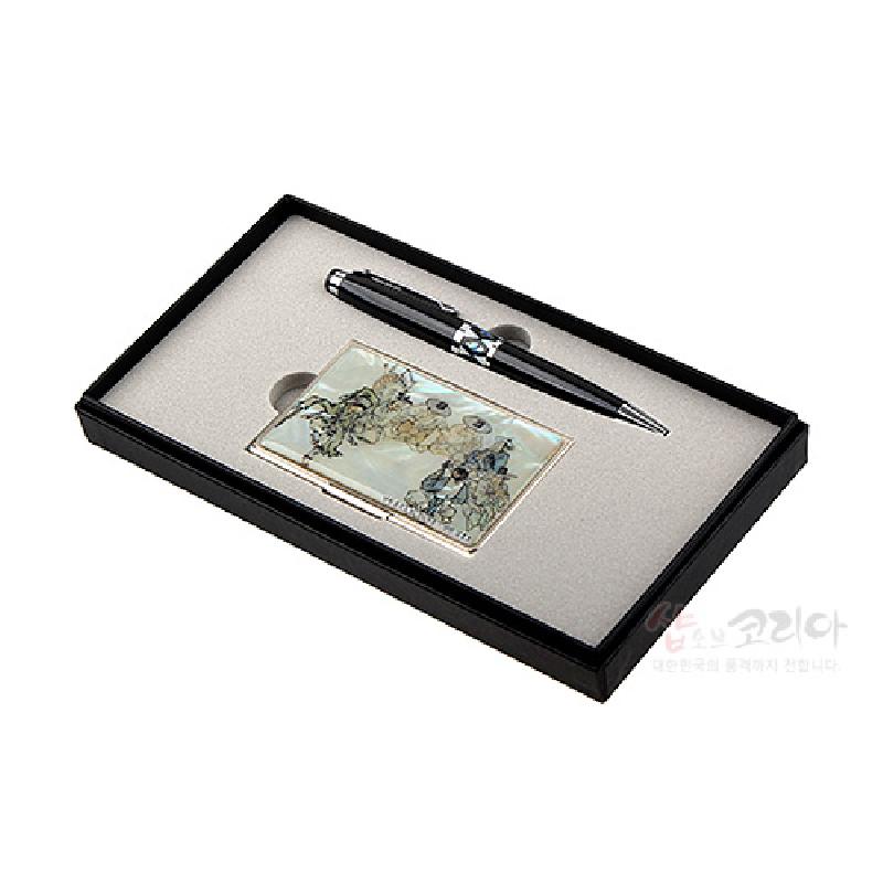 자개를 사용해 전통 인물 풍속 장면을 표현한 명함케이스와 금속 장식을 더한 흑색 볼펜 세트.
