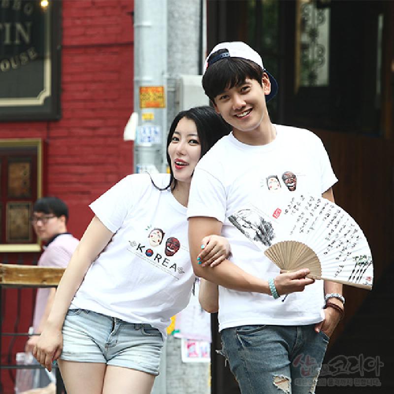 하회탈 캐릭터와 영문 ‘KOREA’가 전면에 인쇄된 흰색 면 소재 3D 입체발포 티셔츠.