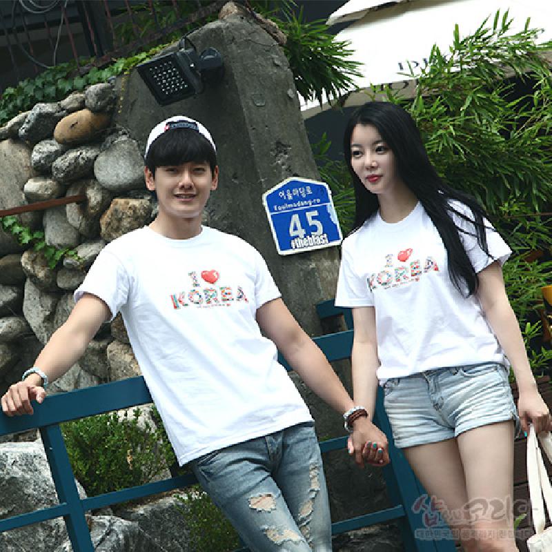 흰색 면 소재에 3D 입체발포 기법으로 표현된 ‘I ♥ KOREA’ 영문 문구와 다채로운 패턴 장식이 돋보이는 반팔 티셔츠.