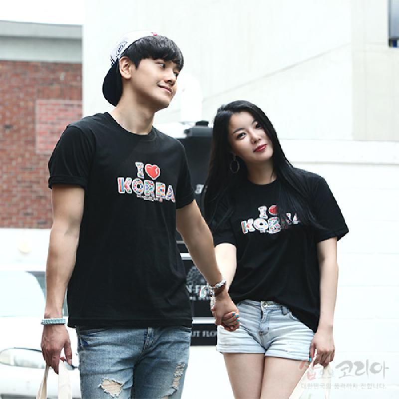 검은색 면 소재에 입체발포 기법으로 표현된 I ♥ KOREA 영문 컬러 레터링 장식 티셔츠.