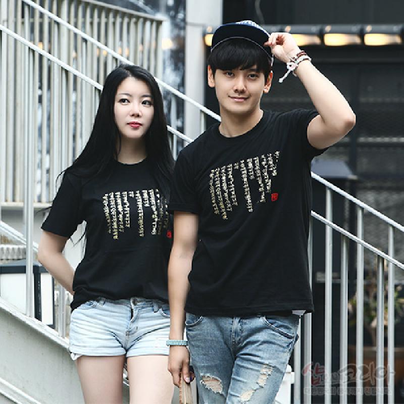 검은색 면 소재 위에 금색 훈민정음 서체를 입체 발포 기법으로 표현한 반소매 티셔츠.