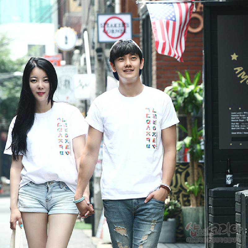 흰색 면 소재에 다채로운 색상의 한글 자음을 세로 배열한 입체발포 프린트 장식 티셔츠.