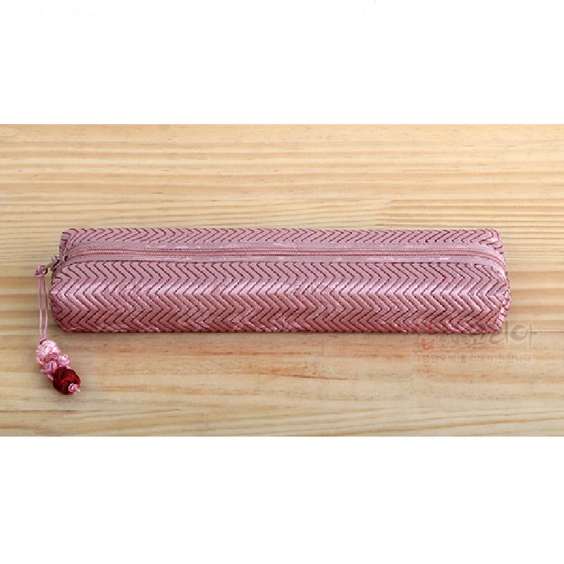 분홍빛 누비 비단 재질에 사선 지그재그 문양이 더해지고, 끝부분 매듭 장식 술이 달린 필통.