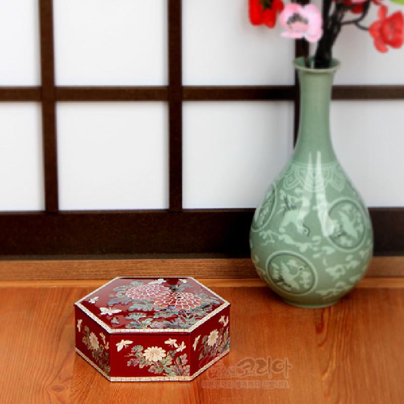 자주색 옻칠 바탕에 자개 상감 기법으로 국화와 나비 문양을 장식한 6각 형태 공예 보석함.