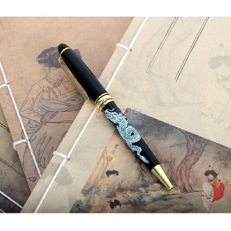 검은 옻칠 바탕에 청록색 자개 상감 승용용 문양과 금색 금속 장식을 더한 볼펜.