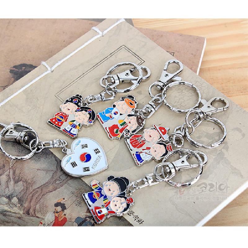 전통 예복 입은 캐릭터와 태극기 문양을 에나멜 채색한 금속 열쇠고리 5종 세트.
