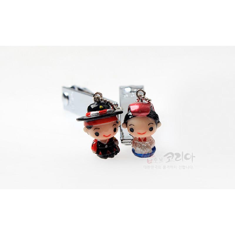 금속 손톱깎이에 부착된 한복 차림 장금이와 종사관 캐릭터 컬러 에나멜 장식의 키홀더형 세트.