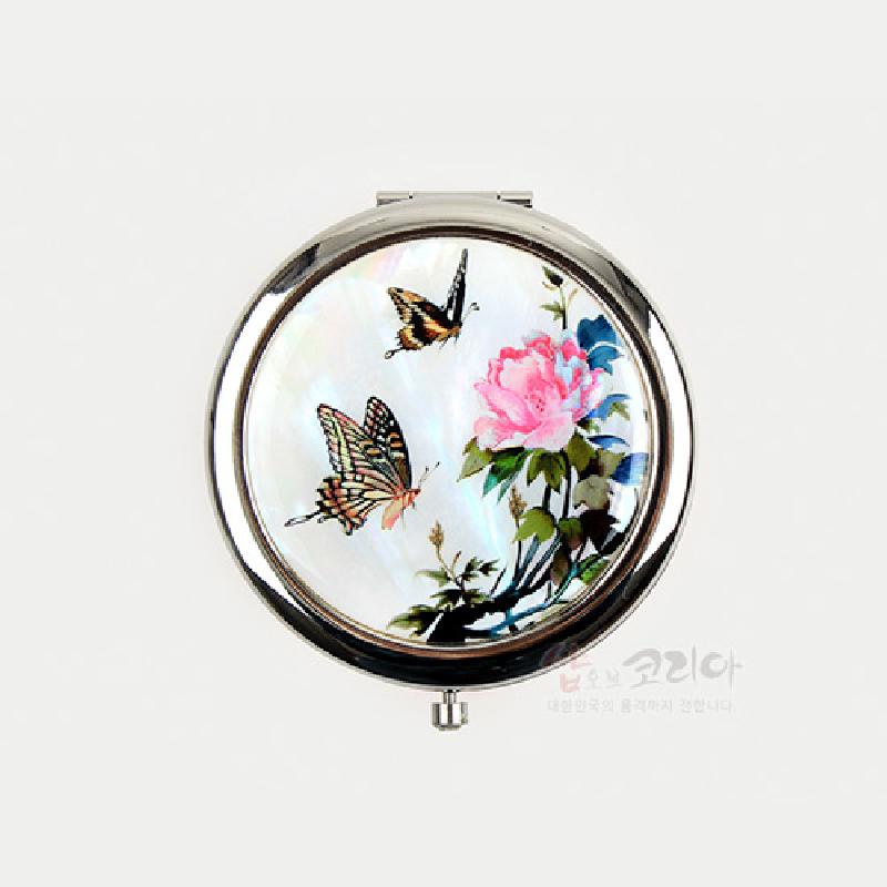 자개 바탕 위에 분홍 꽃과 나비 문양을 채색한 금속 원형 원터치 손거울.