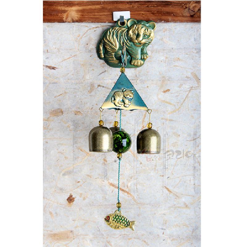 금속 소재로 만든 호랑이와 물고기 장식, 삼각형 판과 종 두 개, 유리 구슬이 매듭 끈으로 연결된 풍경종.