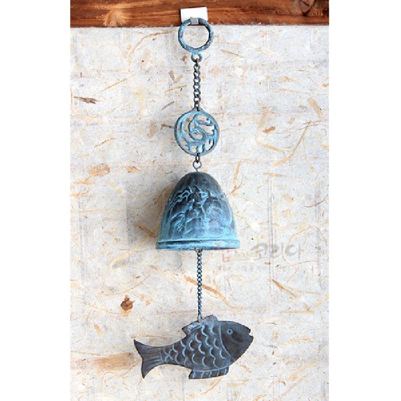 청색 금속 재질의 벽걸이 풍경종, 금강산 부조 산수문과 물고기 조형 추 장식이 특징인 인테리어 소품.