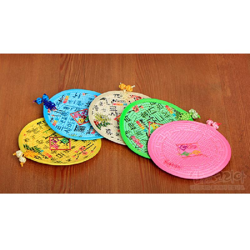 알록달록한 천 소재에 누비 기법과 훈민정음 문자 문양, 나비 매듭 장식을 더한 원형 컵받침.