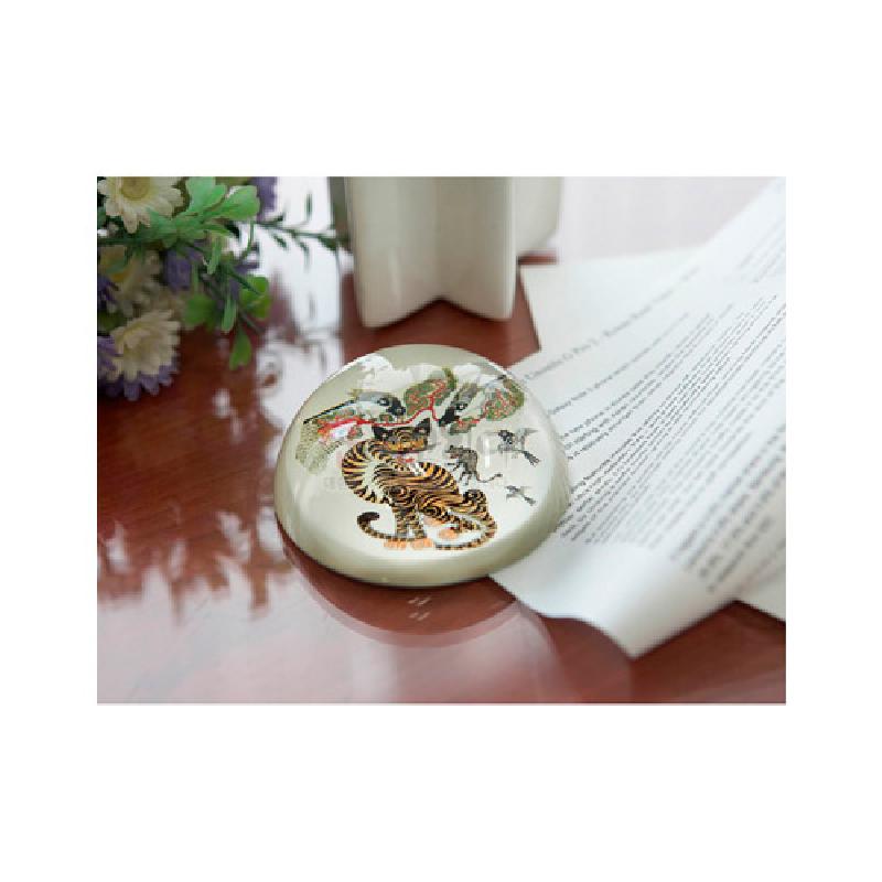 호랑이와 까치가 그려진 민화 호작도 문양의 도자기 소재 문진.