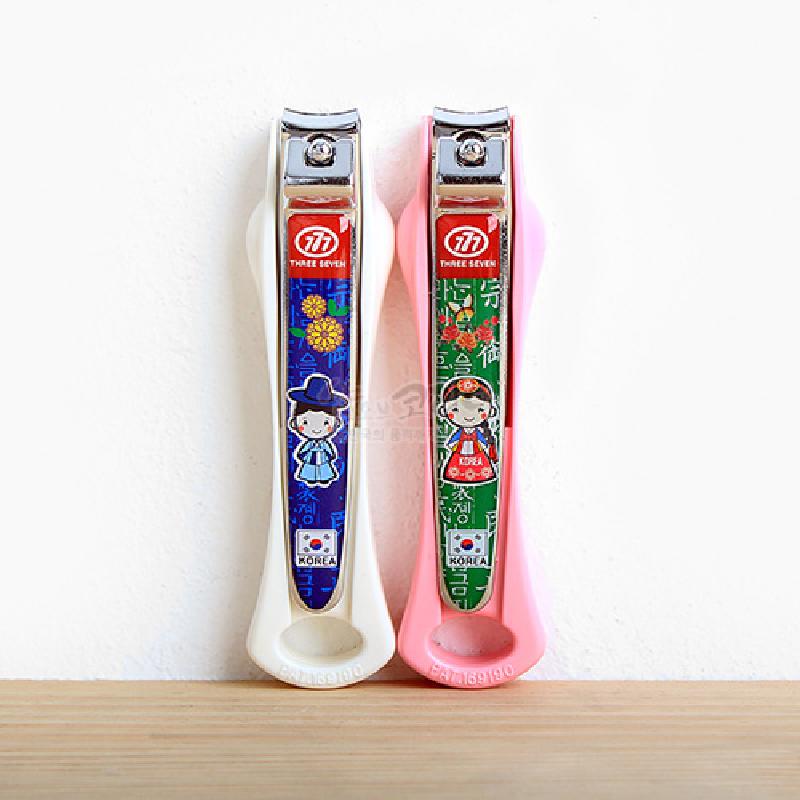 금속 재질에 파란색·초록색 배경의 한글 문자와 꽃문양, 도령과 아씨 캐릭터가 인쇄된 손톱깎이 2P 세트.