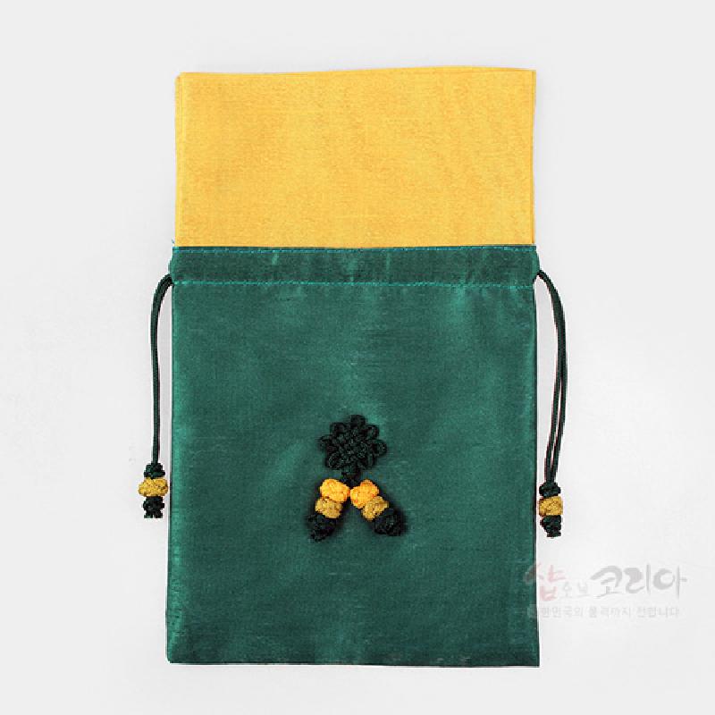 청록색과 노란색 비단으로 제작된 복주머니 형태, 중앙 매듭 장식과 양쪽 끈 매듭이 포인트인 전통 매듭주머니.