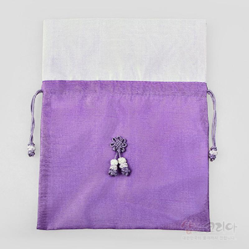 연자색과 흰색 배색의 비단 소재, 중앙 매듭 장식과 끈 조임 매듭이 특징인 전통 주머니.