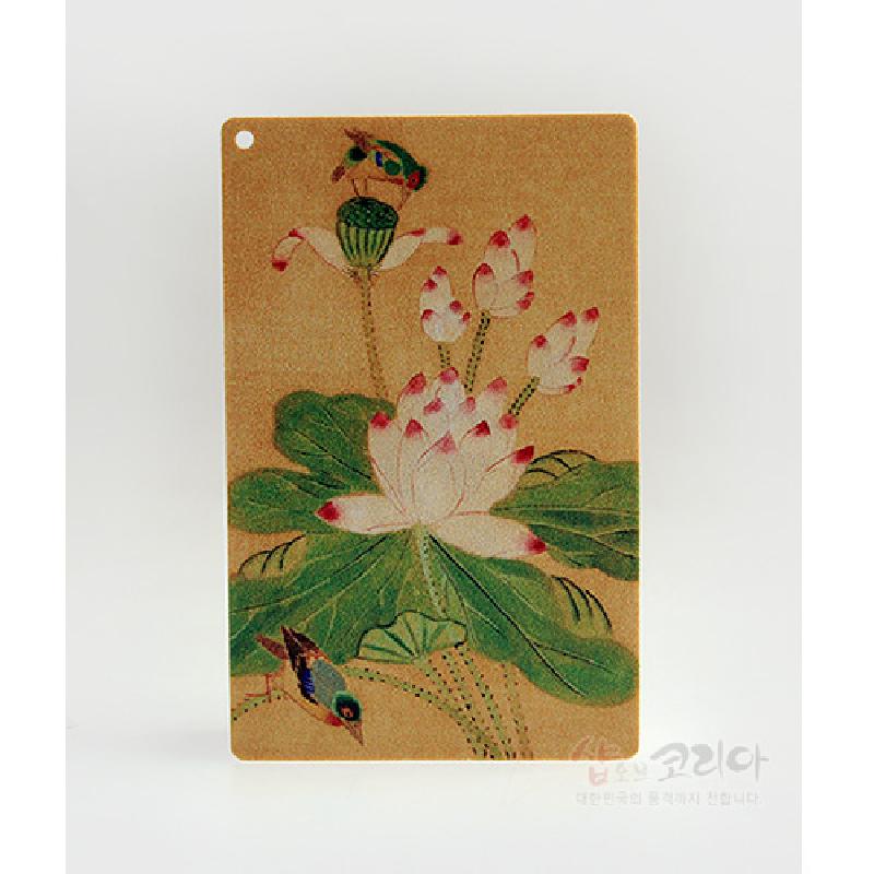 연한 갈색 바탕에 연꽃과 봉오리, 새를 섬세한 채색으로 담은 민화 연화도 문양의 카드형 손거울.