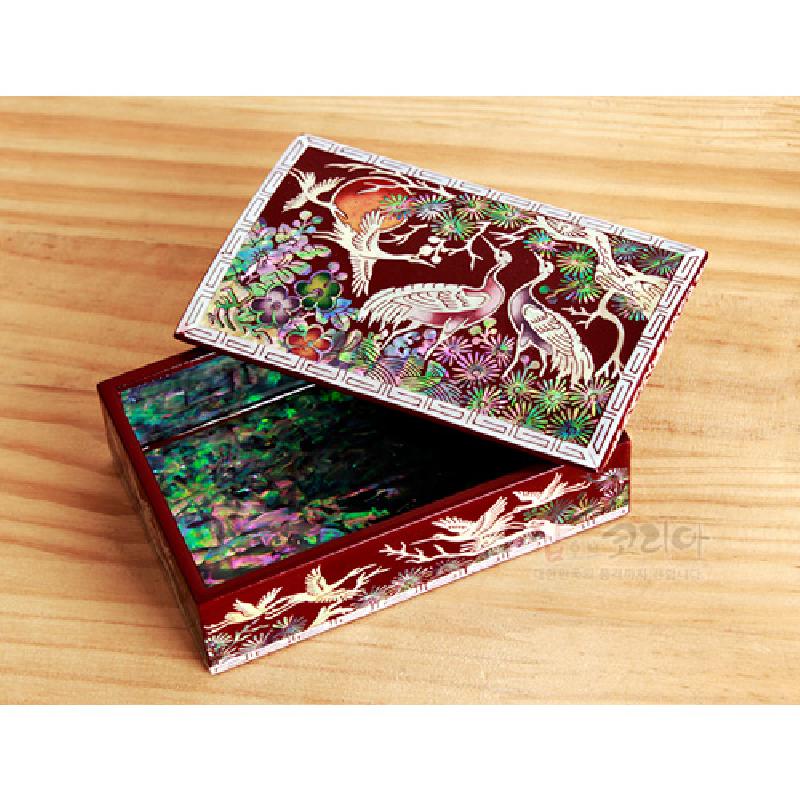 붉은 옻칠 바탕에 자개 상감 기법으로 송학과 꽃, 구름 문양을 섬세하게 표현한 직사각형 명함함.