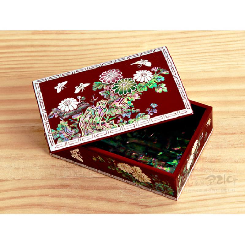 붉은 옻칠 위에 자개 상감으로 국화와 나비, 연화문을 섬세하게 표현한 직사각형 명함함.