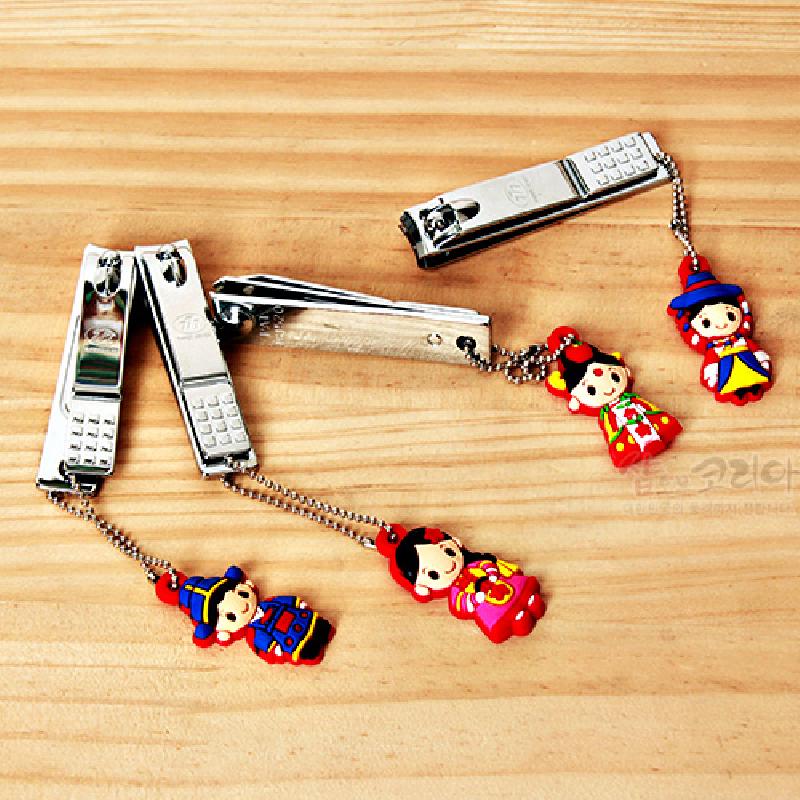 금속 재질 손톱깎이에 연결된 체인 장식, 한복 전통의상을 입은 캐릭터 문양의 다채로운 색상 디자인.