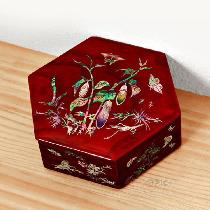 진한 적색 옻칠 위 자개 상감으로 초충도 식물과 곤충 문양을 섬세하게 표현한 육각 나전함.