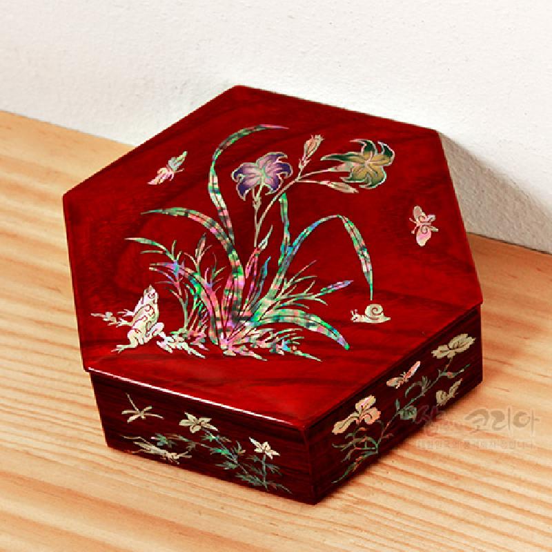 붉은 옻칠 바탕에 자개 상감으로 원추리와 나비, 달팽이 문양을 장식한 육각 나전합.