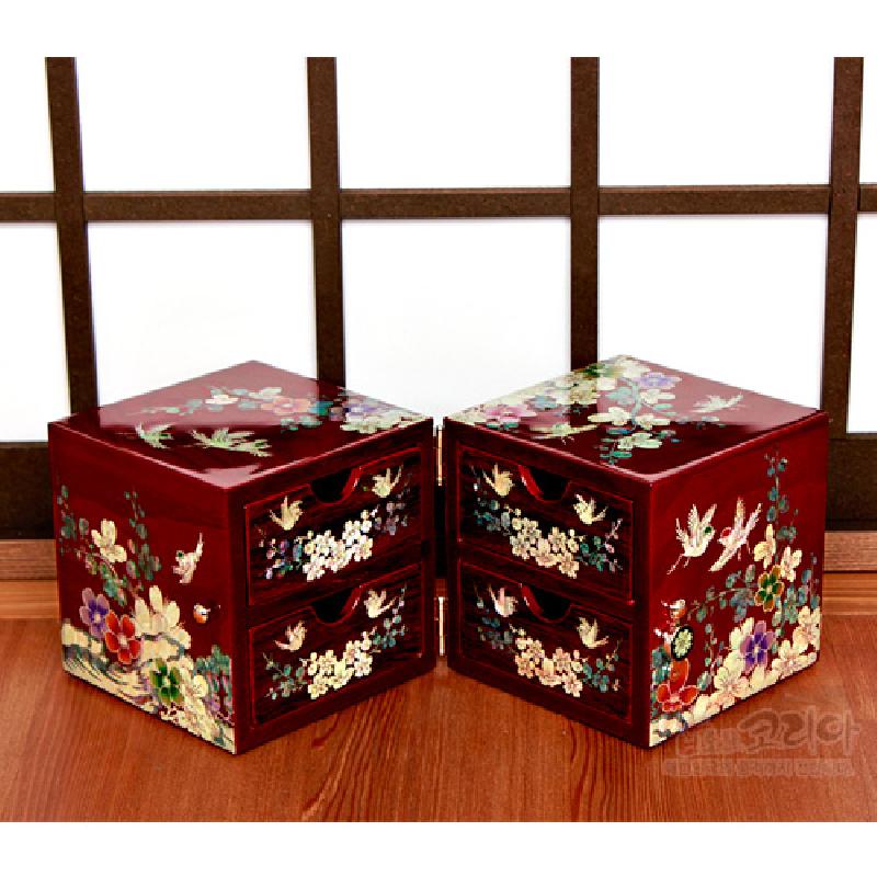 붉은 옻칠 위에 자개 상감으로 매화와 꽃, 날아오르는 새 문양을 섬세하게 표현한 서랍형 나전 보석함 쌍합.