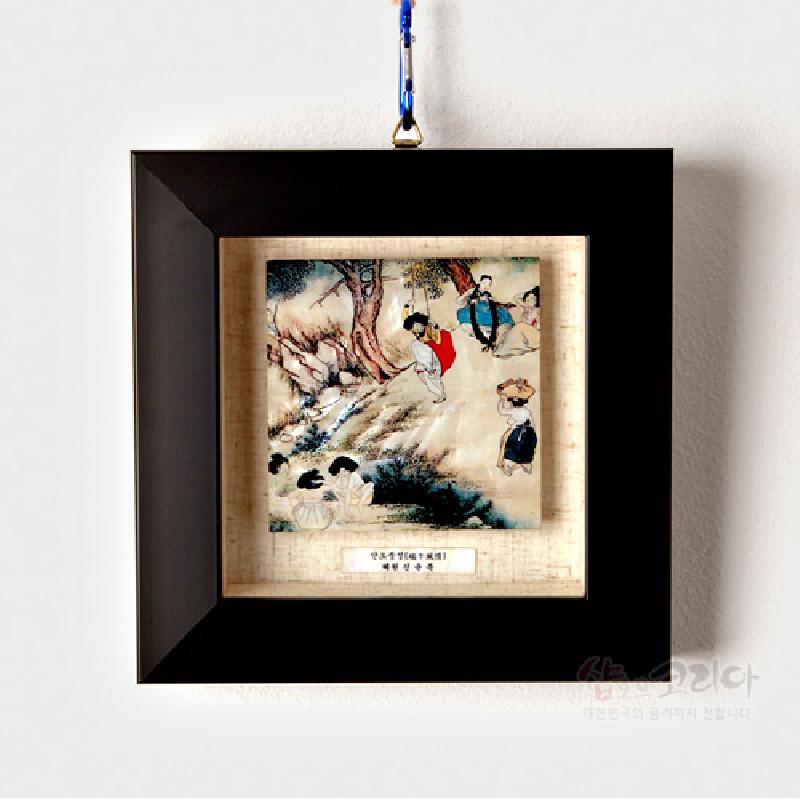 흑색 나무 액자에 담긴 단오 풍속 민화풍 채색화, 부드러운 베이지 바탕과 청록·적색 대비가 돋보이는 미니 액자형 공예품.