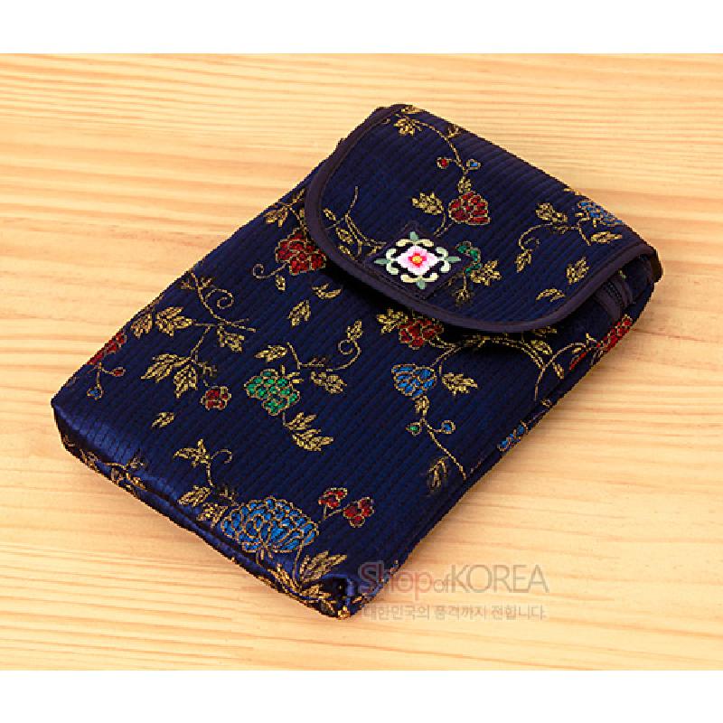 감색 누비 원단에 금사로 수놓은 꽃과 덩굴 문양, 자수 장식 단추가 돋보이는 스마트 파우치.