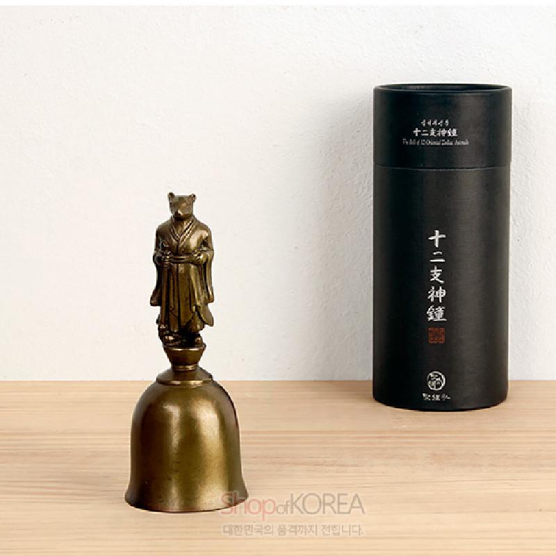 청동 재질로 제작된 황동빛 종, 전통 의복을 입은 쥐 형상 손잡이 조각이 특징인 12지신 종.