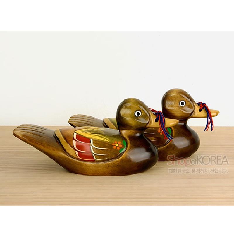 나무 재질에 채색 기법으로 표현한 원앙 한 쌍, 날개에 꽃문양과 다채로운 색채, 부리에 매듭 장식이 더해진 목각 장식.