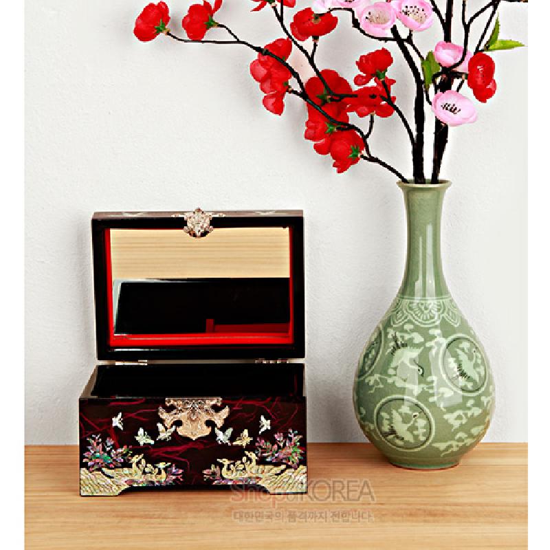 자주색 옻칠 바탕에 자개 상감 기법으로 공작과 꽃, 나비 문양을 새긴 거울 장착 보석함.