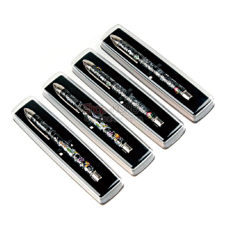 검은 바탕 위 자개 상감으로 학과 꽃 문양을 장식한 금속 볼펜, 투명 뚜껑의 개별 케이스 구성.