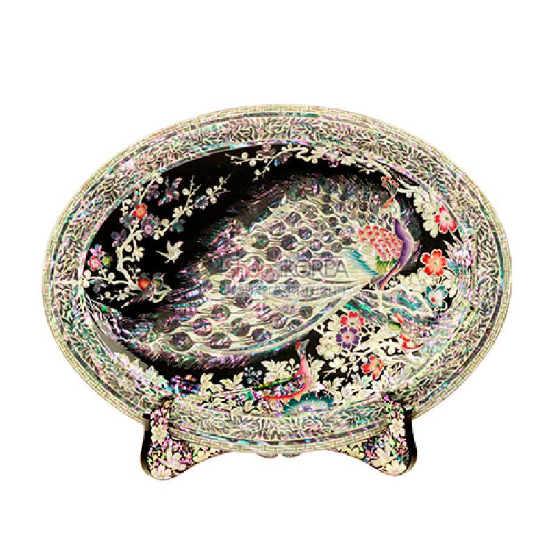 자개 상감 기법과 옻칠 마감으로 완성된 공작·꽃 문양의 다채로운 색상 타원형 쟁반.