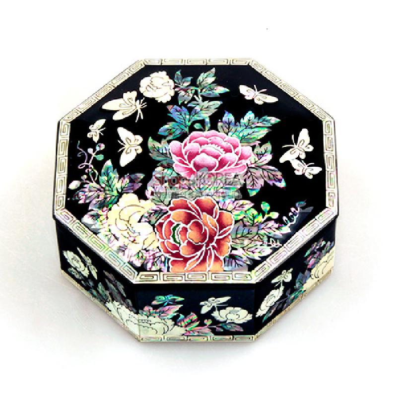 흑색 옻칠 바탕에 자개 상감으로 목단꽃과 나비 문양을 장식한 팔각 보석함.