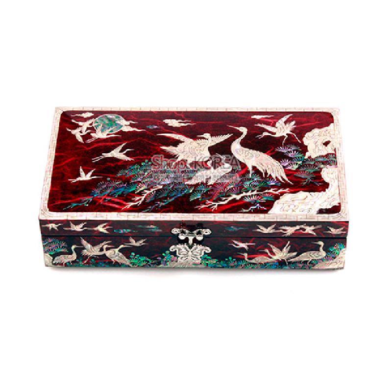 적색 한지 표면 위 자개 상감 기법으로 학과 소나무, 구름 문양을 섬세하게 표현한 사각 보석함.