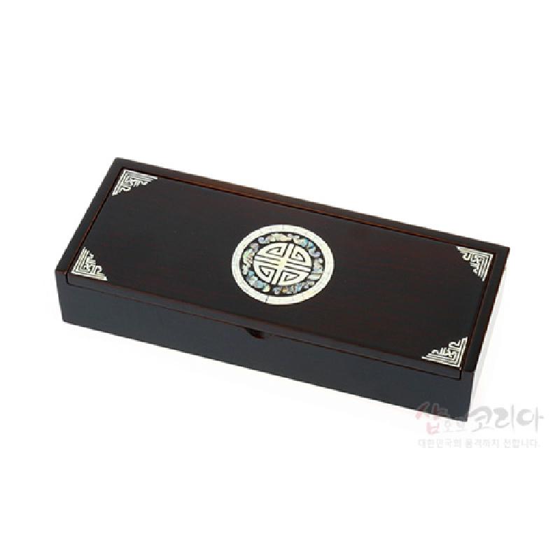 짙은 갈색 옻칠 바탕에 자개 상감으로 수복 문자 원형 문양과 금속 모서리 장식이 더해진 직사각형 함.