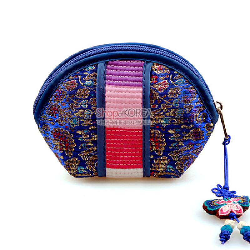 감색 바탕에 금색 꽃문양이 수놓인 비단 누비 천을 사용하고, 전면에 분홍·백색 색동띠가 배치된 나비 매듭 장식 동전지갑.