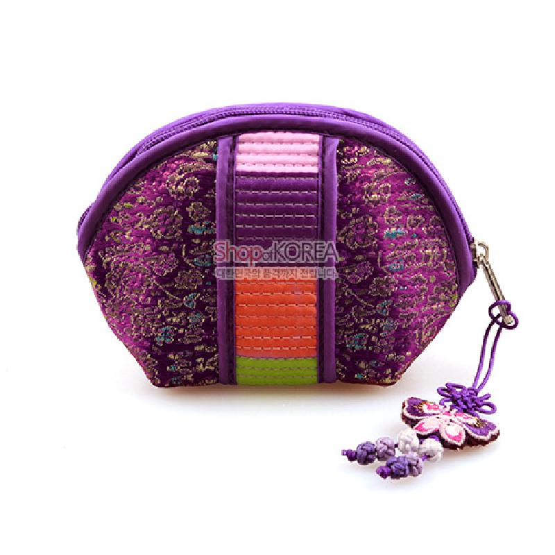 보라색 비단에 금색 꽃문양을 넣은 누비 동전지갑, 전면 색동띠 장식과 매듭·꽃 수술 장식 술이 달린 디자인.