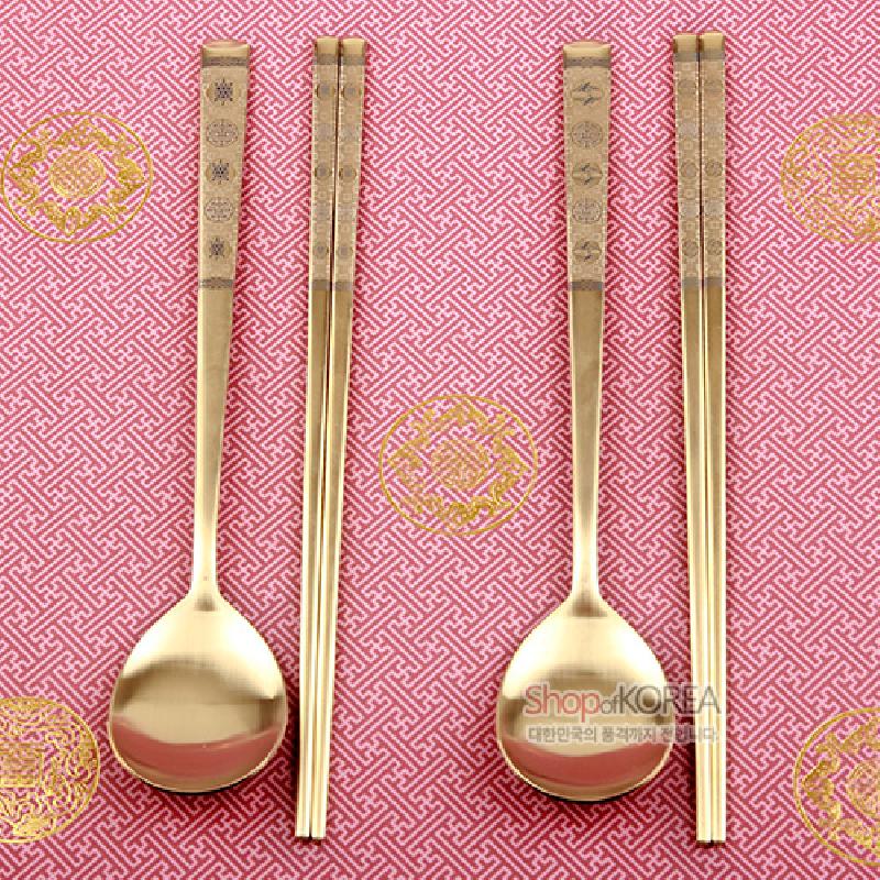 티타늄 소재의 숟가락과 젓가락 2인 세트, 손잡이 부분에 정교한 십장생 문양과 기하학 무늬가 음각된 금속 공예 수저세트.