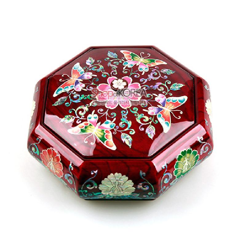붉은 옻칠 바탕 위에 자개 상감 기법으로 형상화한 화려한 나비와 꽃문양이 돋보이는 팔각 나전칠기 다용도함.