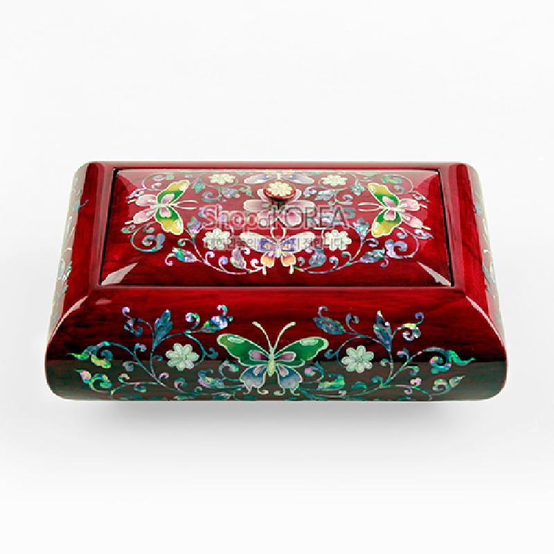 짙은 적색 옻칠 바탕에 자개 상감으로 표현된 나비와 꽃넝쿨 문양이 화려하게 장식된 곡선형 보석함. 짙은 적색 옻칠 바탕에 자개 상감으로 표현된 나비와 꽃넝쿨 문양이 화려하게 장식된 곡선형 보석함.