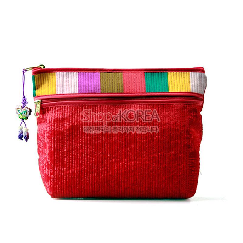 붉은색 누비 원단에 분홍·노랑·초록 등 색동 배색과 옆면 나비 매듭 장식이 더해진 지퍼 파우치지갑.