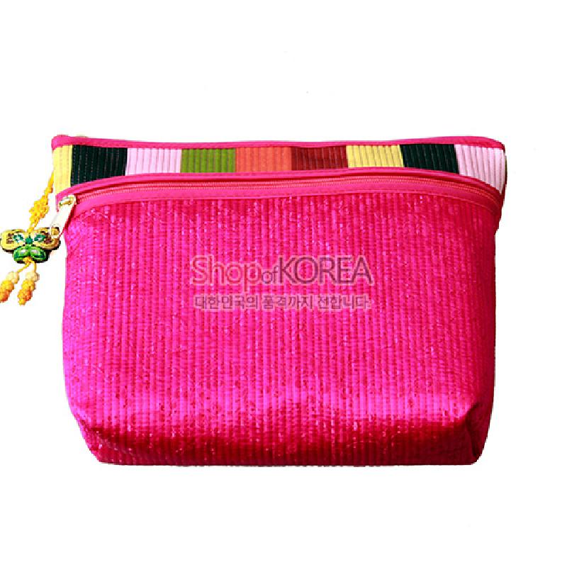 진분홍 색상의 누비 비단으로 제작된 파우치형 지갑, 상단 색동 배색 장식과 노랑 매듭 달미 장식 지퍼 포인트.