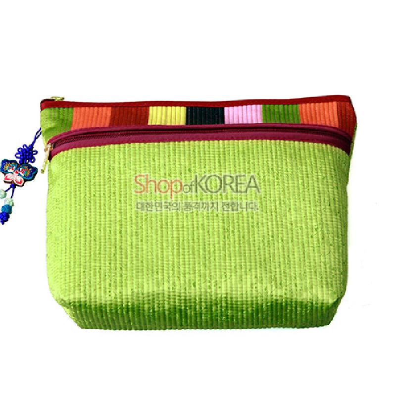 연두색 누비 원단에 붉은 지퍼와 색동 스트라이프 장식을 더하고, 옆면에 전통 매듭과 나비 장식이 달린 파우치 지갑.