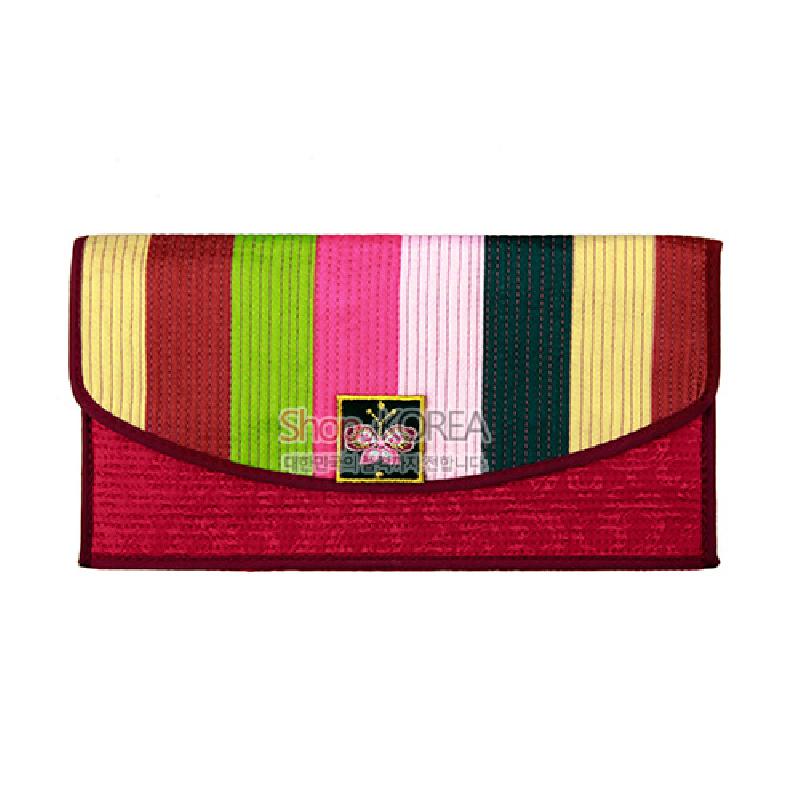 색동 배색 누빔 원단과 적갈색 천으로 제작된 장지갑, 중앙 나비 문양 장식이 있는 디자인.