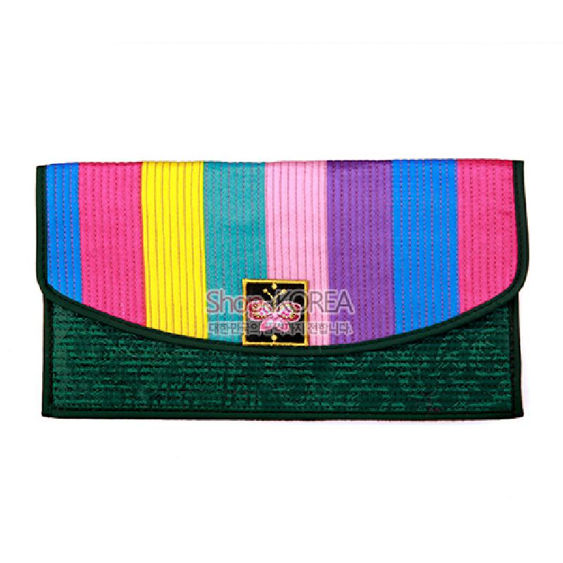 색동 누비 비단으로 구성된 장지갑, 중앙 나비 자수 금속 장식과 짙은 녹색 바탕 누비무늬가 어우러진 디자인.