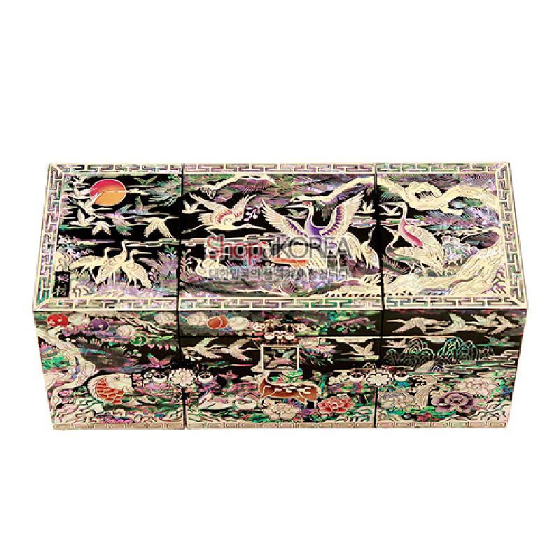 흑색 옻칠 바탕에 자개 상감 기법으로 장생도와 학, 구름, 해를 섬세하게 표현한 3폭 쌍합 보석함.