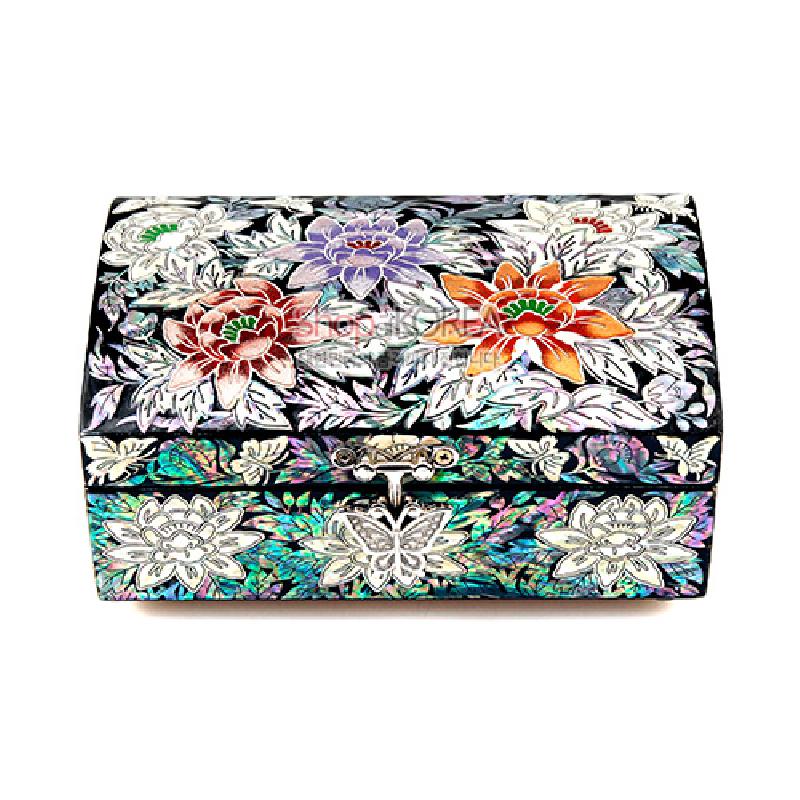 흑색 옻칠 바탕에 자개 상감 기법으로 표현한 다채로운 목단 문양과 나비 장식 잠금쇠가 특징인 보석함.