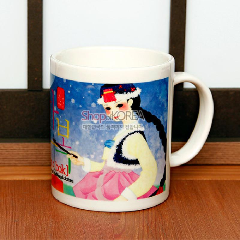 한복 차림 소녀와 청사초롱 일러스트가 인쇄된 도자 재질 머그컵, 파랑·분홍 대비 색감이 돋보이는 디자인.