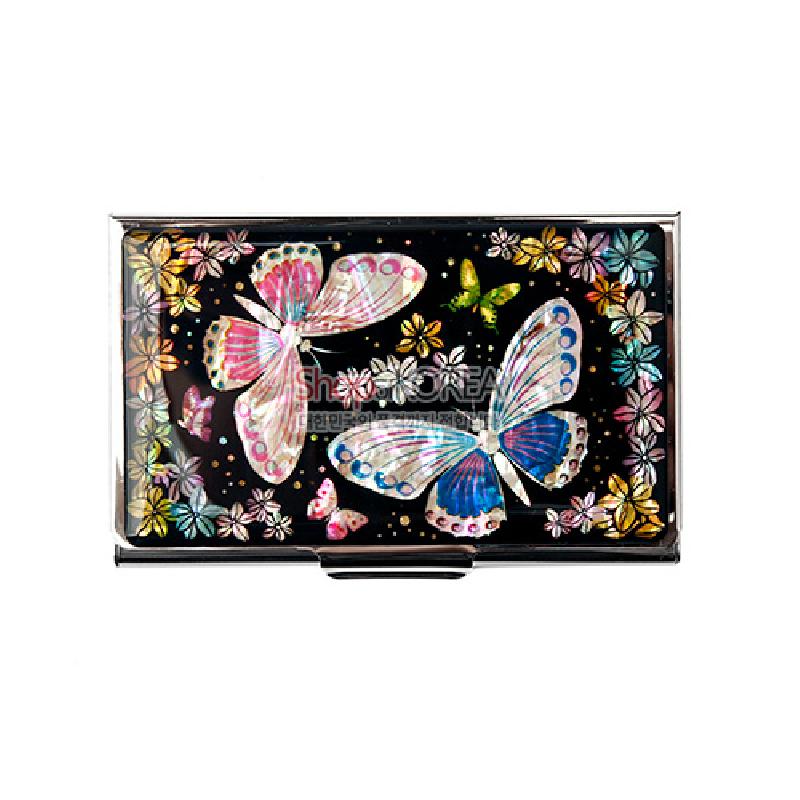 흑색 바탕 위 자개 상감 기법으로 표현된 다채로운 나비와 화려한 꽃문양이 어우러진 금속 명함케이스.
